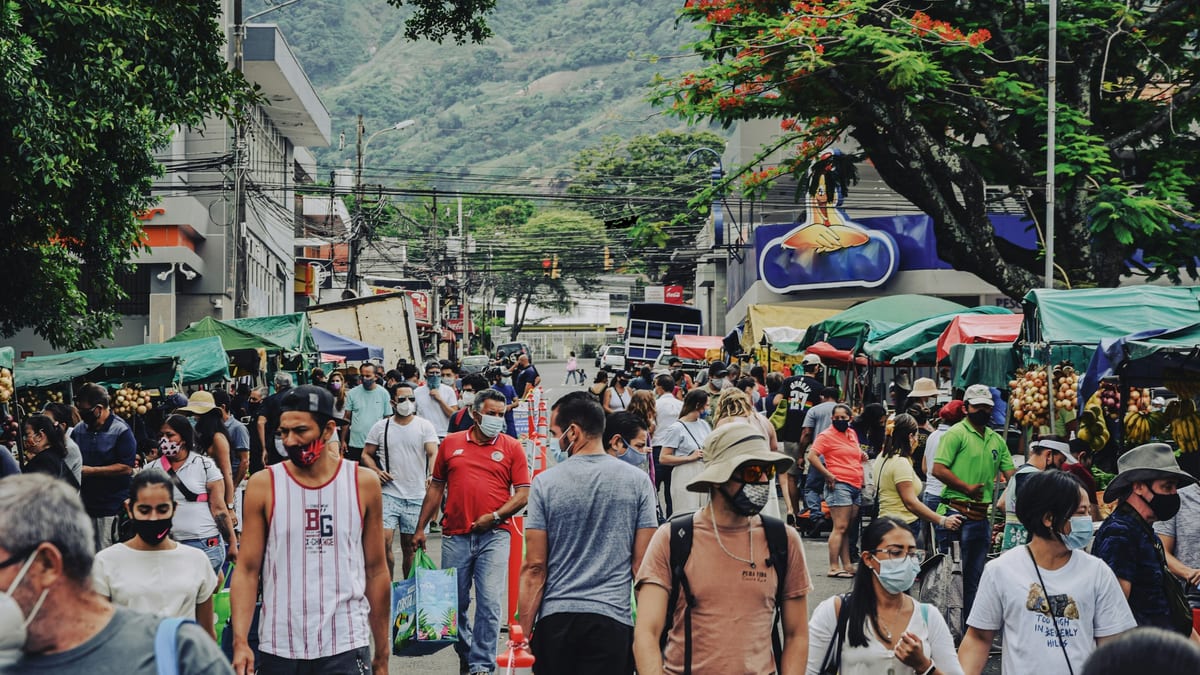 Everyday street scene in Costa Rica