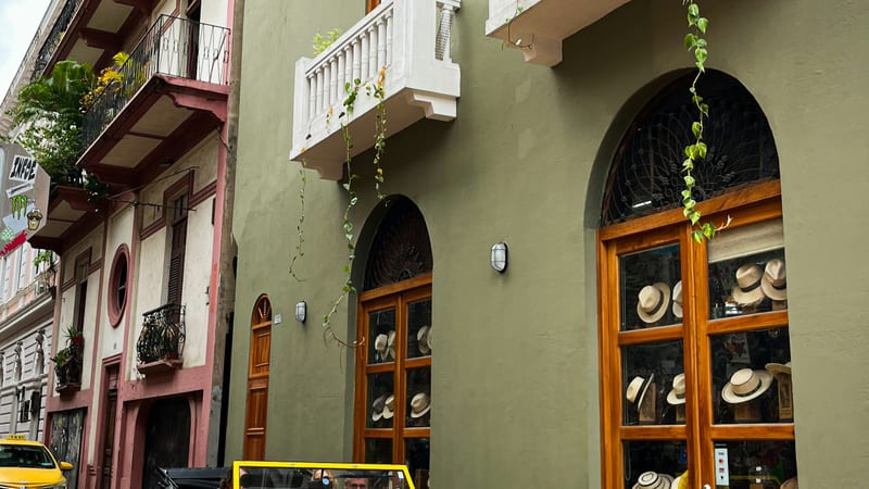 Everyday street scene in Panama